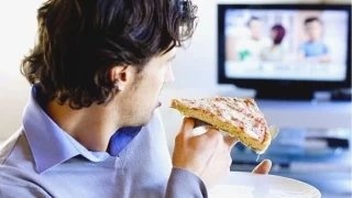 Televizyon Karşısında Yemek Yemek Zararlı mı?