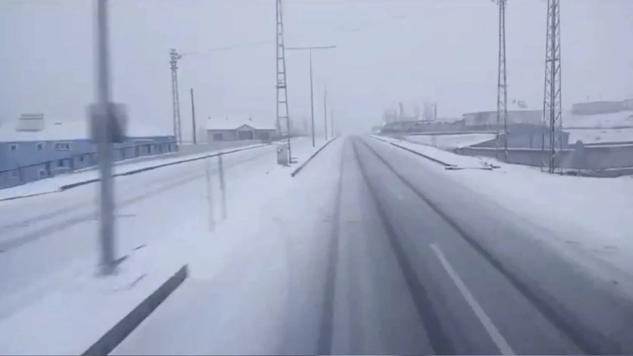 Tendürek Geçidi kar ve tipi nedeniyle ulaşıma kapatıldı