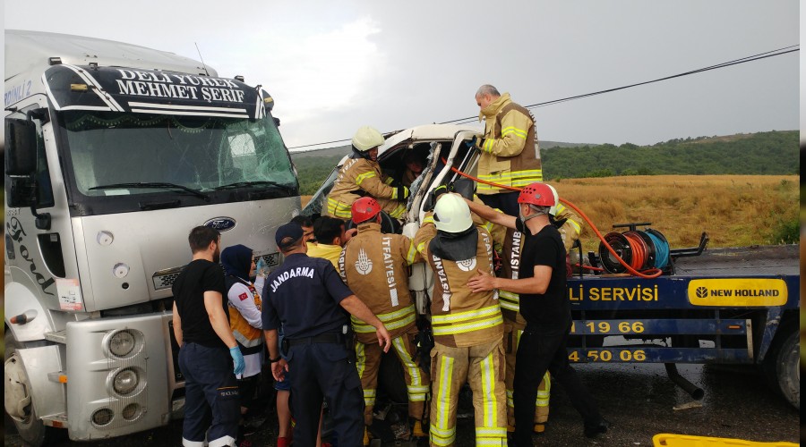 TIR ile �ekici kafa kafaya �arp��t� 