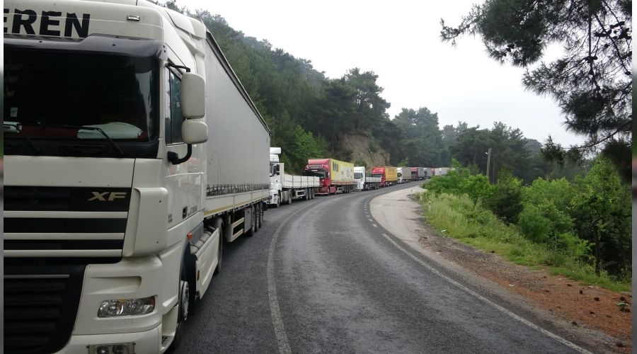 TIR ula��m� durdurdu, 11 saattir yol kapal� 