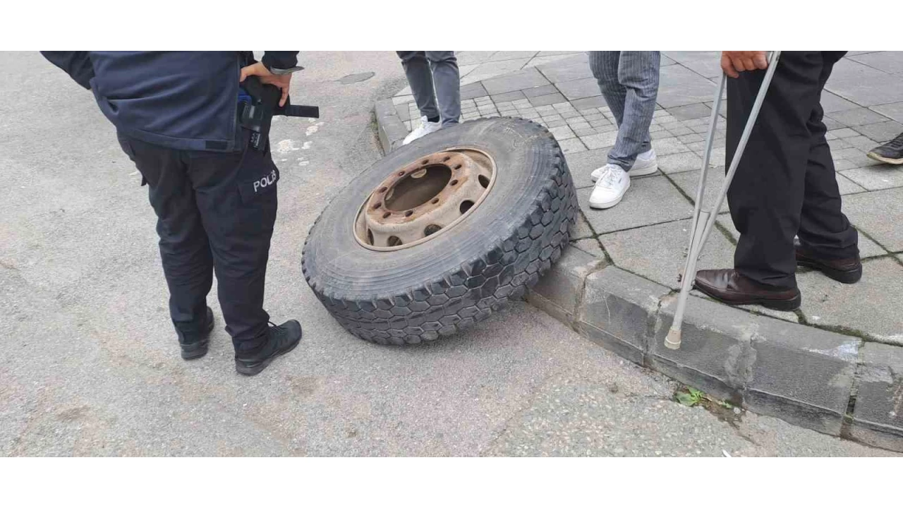 Tırdan fırlayan lastik az kalsın dehşet saçıyordu