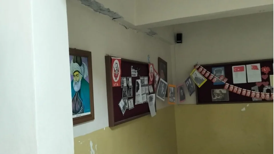 Tokat'ta 5,5 b�y�kl���ndeki deprem okul duvarlar�n� �atlatt�