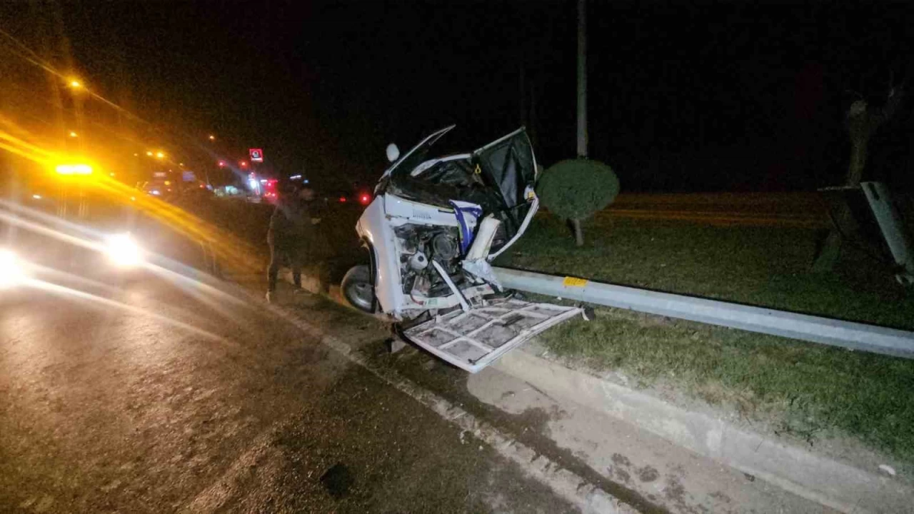 Tokat'ta direğe çarpan Tofaş kağıt gibi ezildi