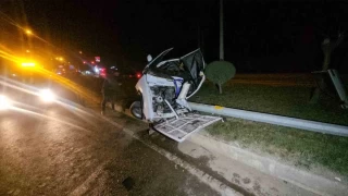 Tokat'ta direğe çarpan Tofaş kağıt gibi ezildi