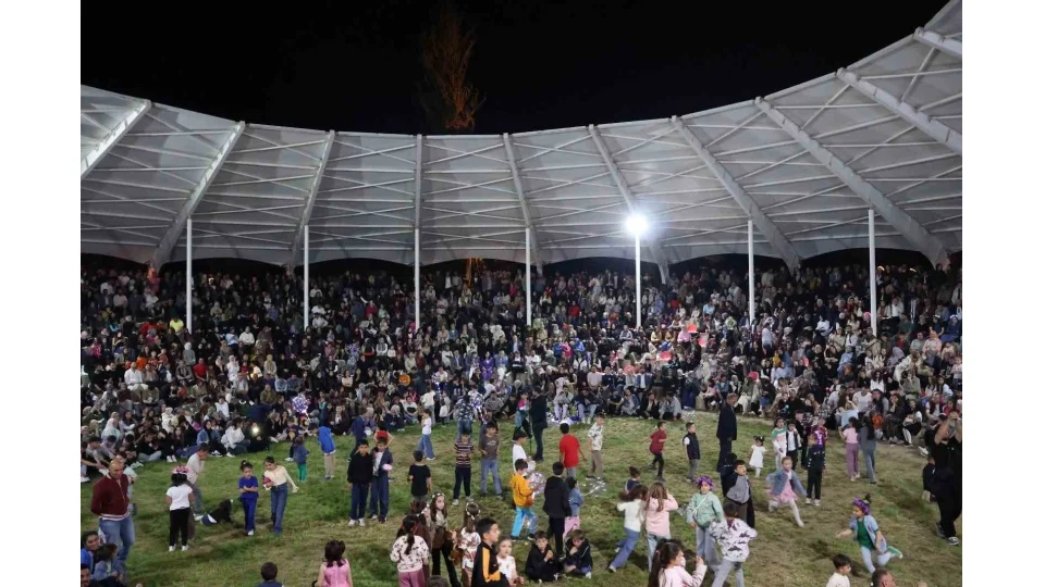 Tortum �elalesi Festivali'nde renkli ve co�kulu anlar ya�and�