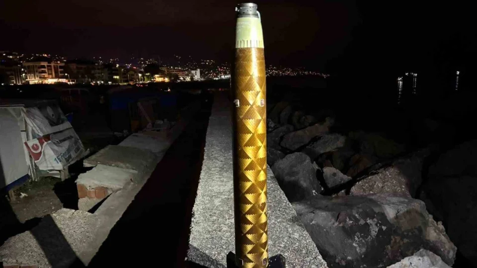 Trabzon'da sahile vuran roket parçası incelemeye alındı