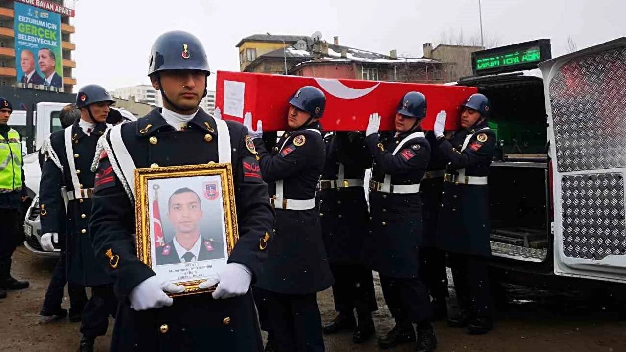 Trafik kazas�nda hayat�n� kaybeden pilot �ste�men Erzurum'da topra�a verildi