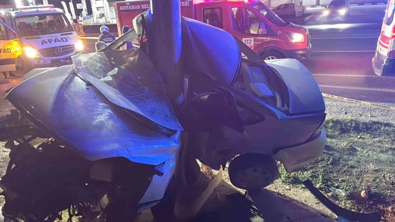 Trafik levhas�na �arpan otomobil ikiye katland�