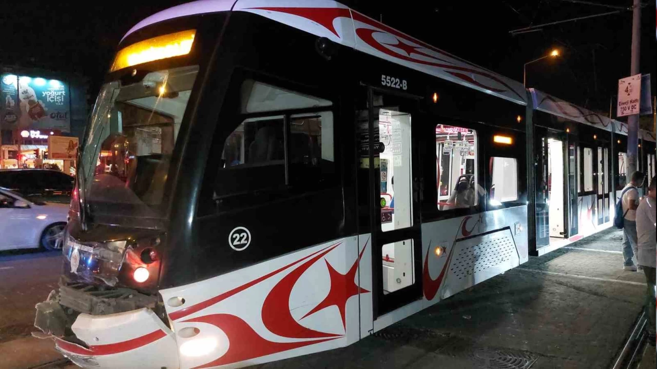 Tramvay ile ambulans çarpıştı: 4 sağlık çalışanı yaralandı