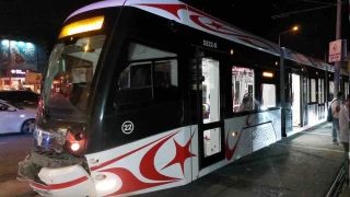 Tramvay ile ambulans çarpıştı: 4 sağlık çalışanı yaralandı