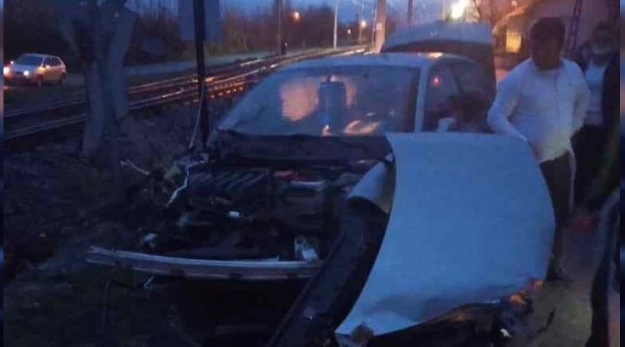 Trenin bi�ti�i ara�ta burnu bile kanamad�