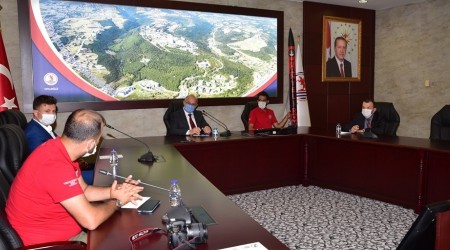 Türkiye birincisi Tanyeli Roket Takımı rektörlükte