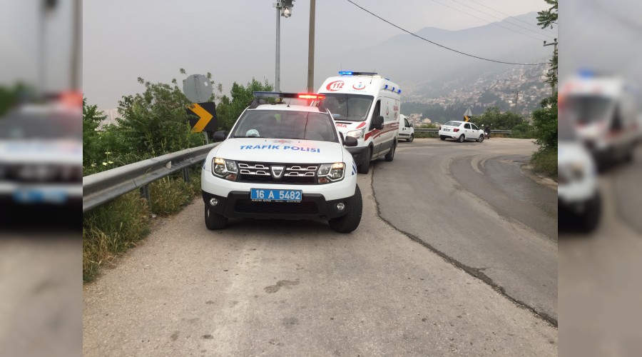 Uçuruma uçan gençleri emniyet kemeri korudu