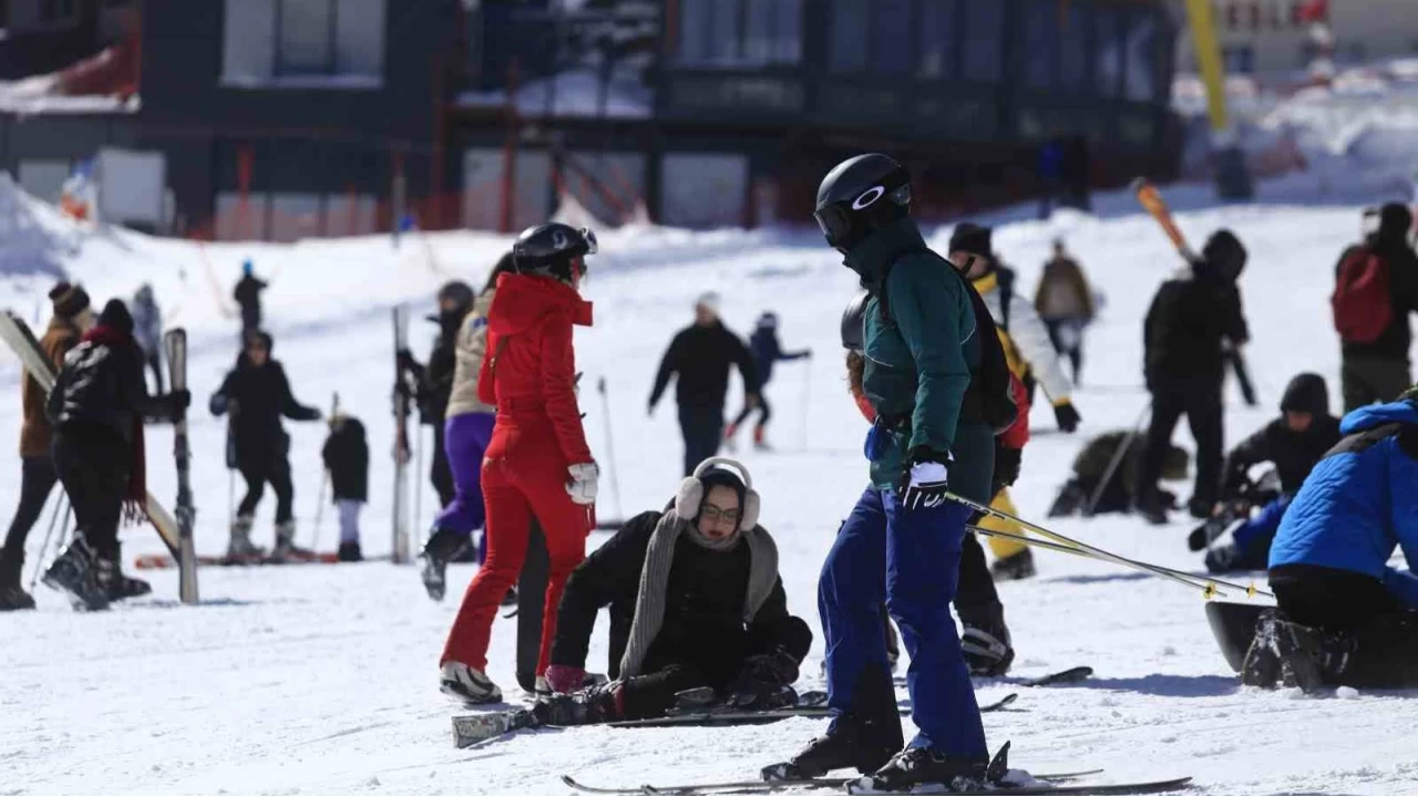 Uludağ'da acemi kayakçılar ayakta duramadı