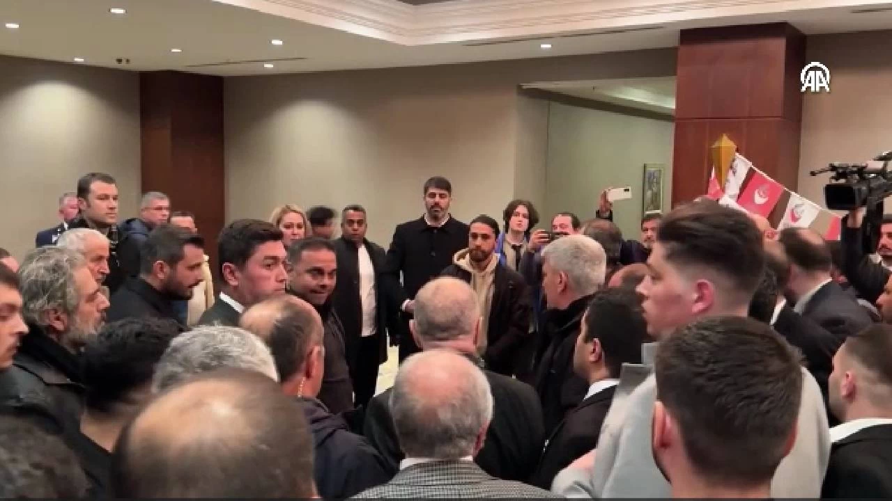Ümit Özdağ, kavga eden partililere kızdı: Terbiyesiz adamlar! Afganlar mı geldi buraya?