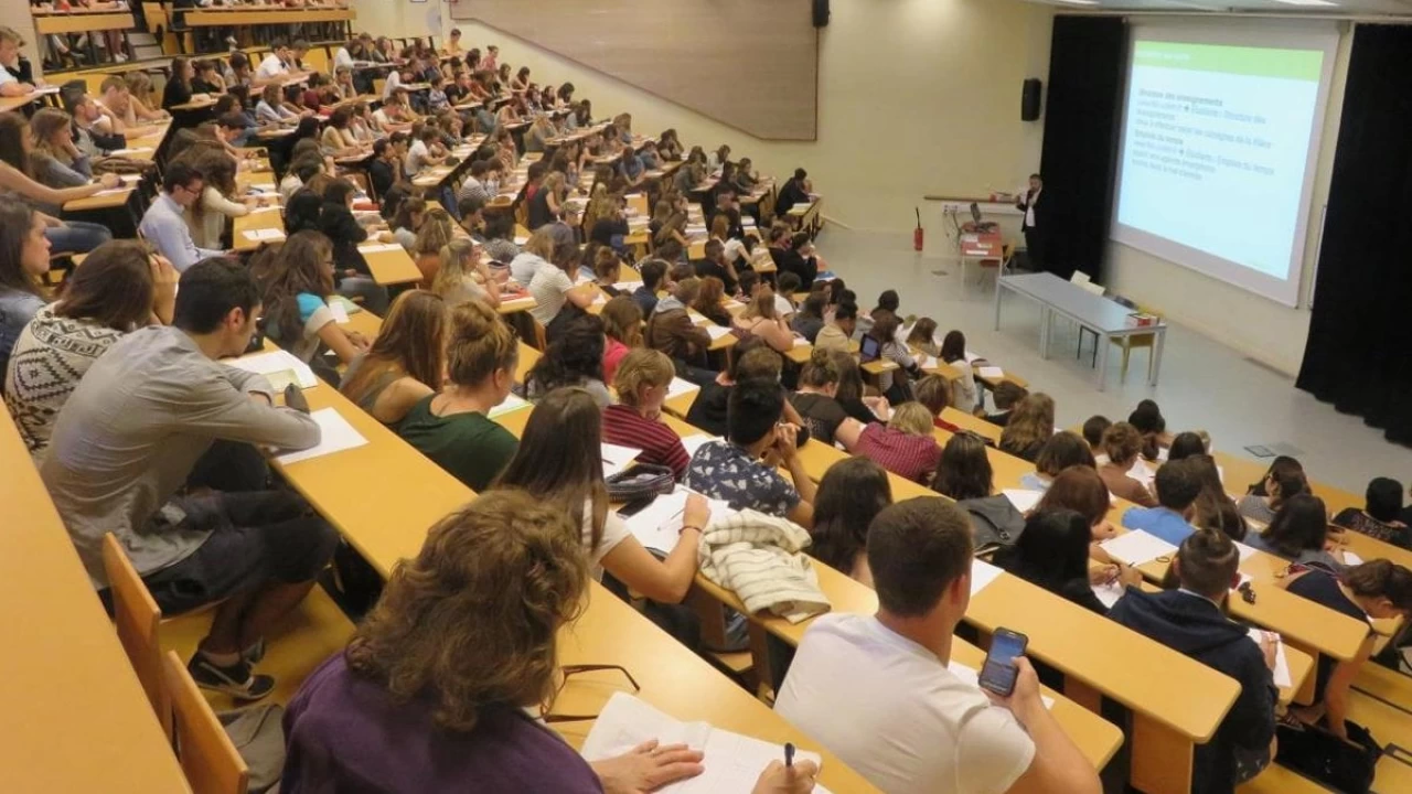 Üniversiteyi bırakan öğrencilerin sayısı hızla artıyor. 2018-2022 yılları arasındaki beş yılda 1 milyon 957 bin üniversite öğrencisi okulu bıraktı