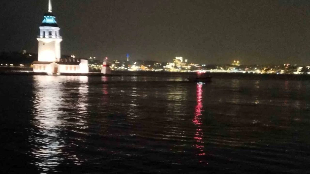 Üsküdar'da denize atlayan adam yüzerek gözden kayboldu