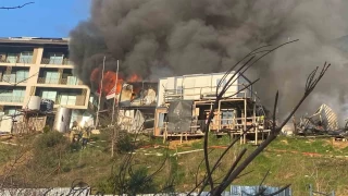 Üsküdar'da işçilerin kaldığı konteynerler alev alev yandı