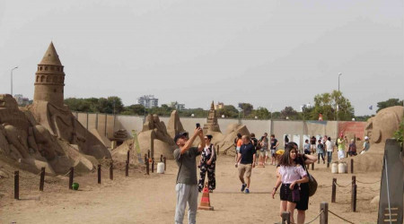 'Uzay Macerası' temalı kum heykellere yoğun ilgi