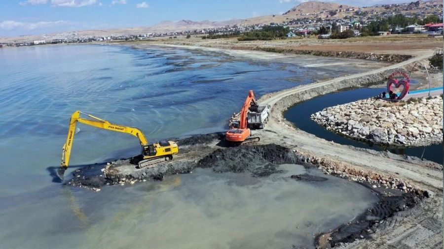 Van Gölü'nden 1.4 milyon metreküp dip çamuru çıkarıldı