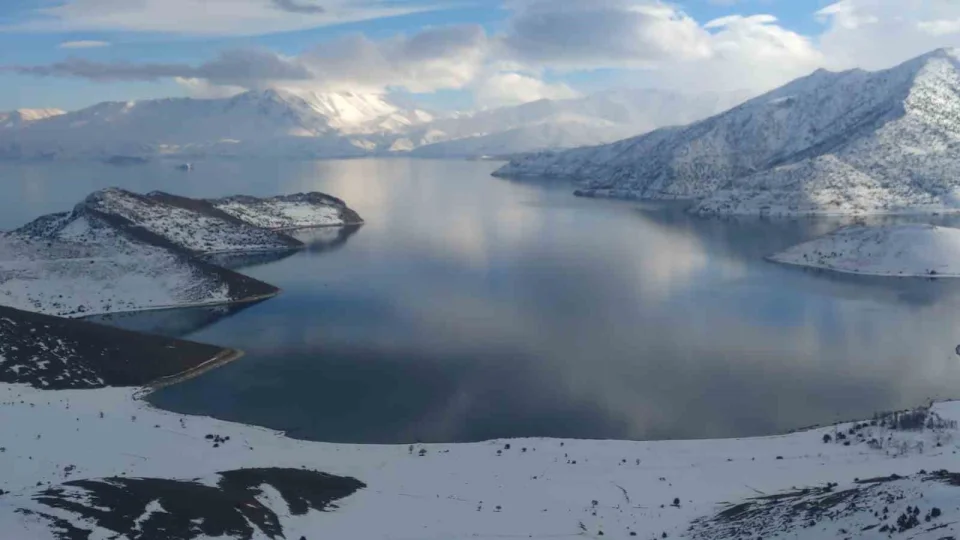 Van G�l�'n�n masmavi sular� karla bulu�tu