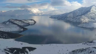 Van G�l�'n�n masmavi sular� karla bulu�tu