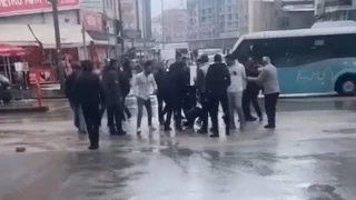 Van'da eşini bıçaklayan şahsı linçten polisler kurtardı