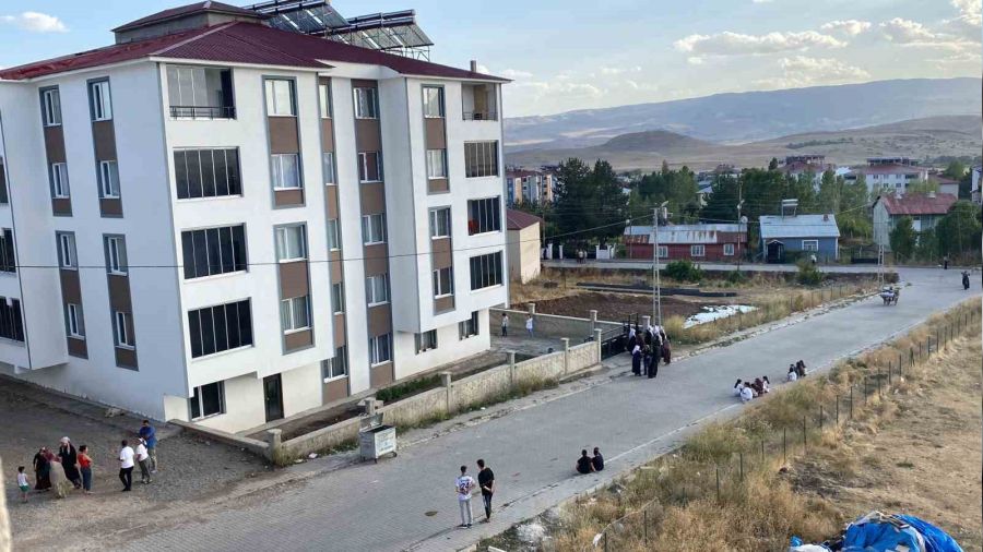Varto'da 2 yaşındaki çocuk 4'üncü kattan düştü