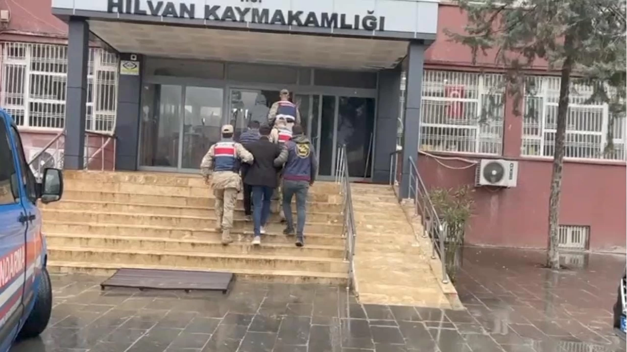 Vatandaşı alıkoyarak gasp eden 8 zanlıdan 2'si tutuklandı