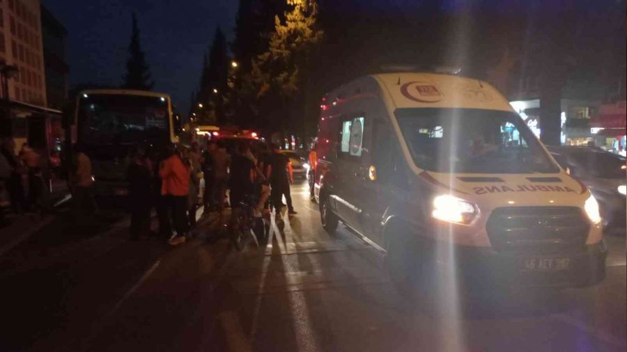 Vatandaşlar otobüsü kaldırarak kurtardı