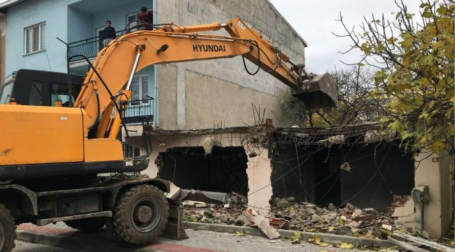 Vatandaşların güvenliği için metruk binalar yıkılıyor