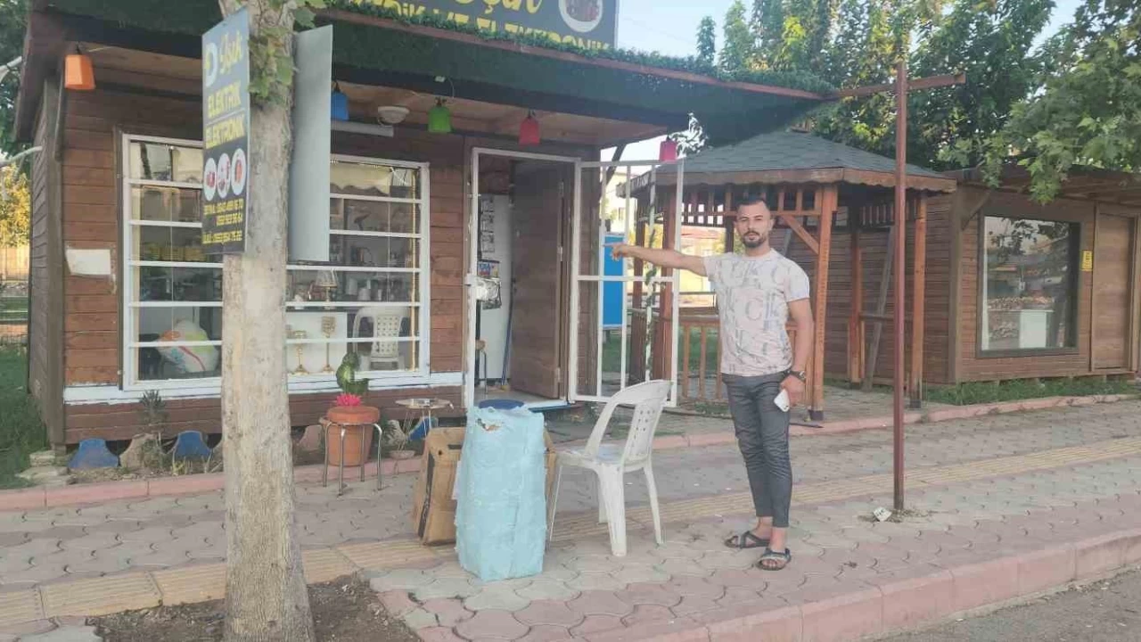 Vicdans�z h�rs�zlar, depremzede esnaf�n i� yerini soydular
