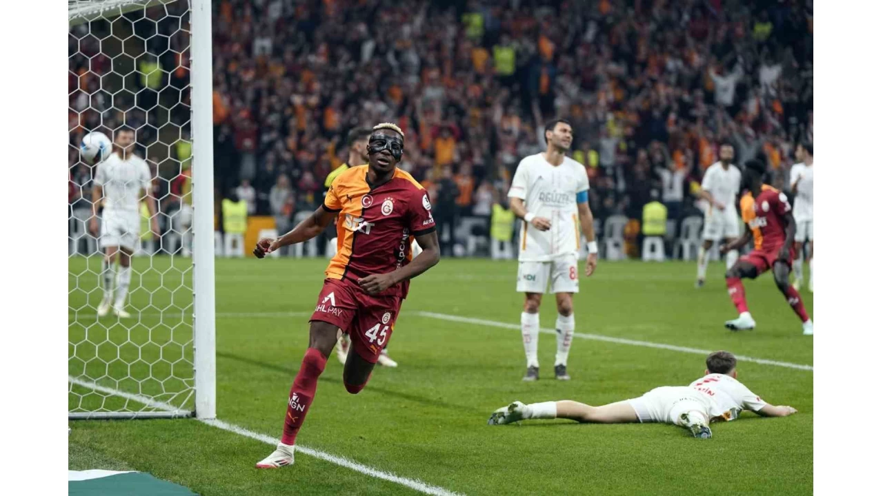 Victor Osimhen, gol krallığında zirveye yerleşti