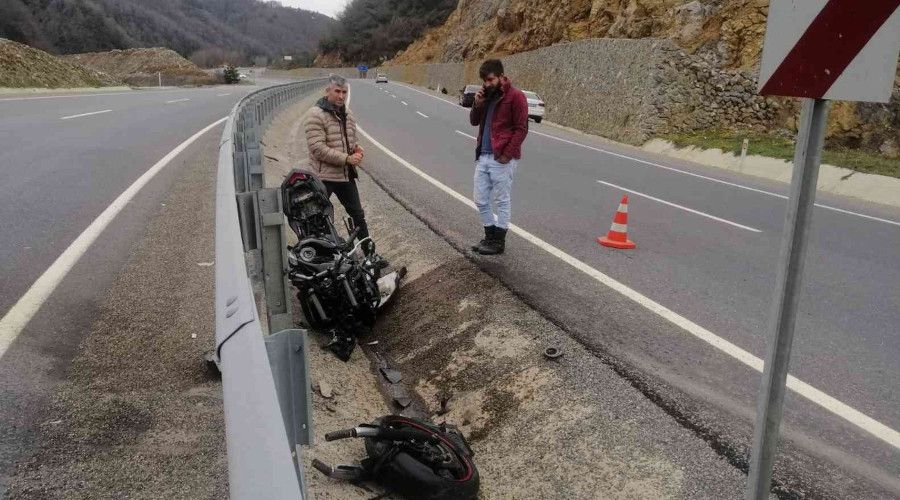 Viraj� alamayan motosiklet par�alara ayr�ld�