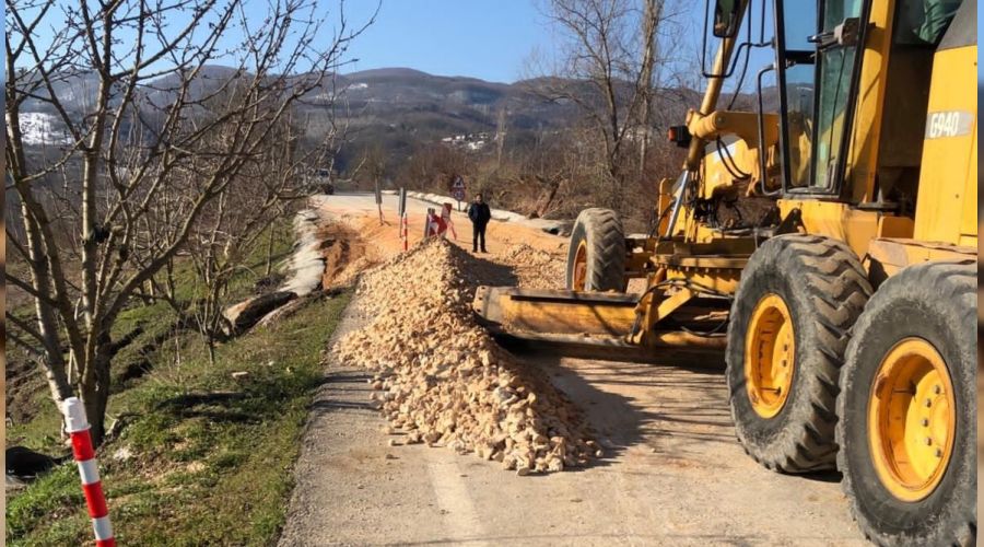 Yağışlara dayanamayan yol yine çöktü