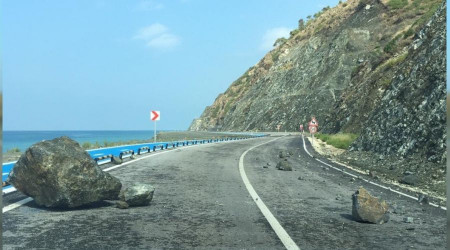 Yağmur sonrası kayalar yola düştü