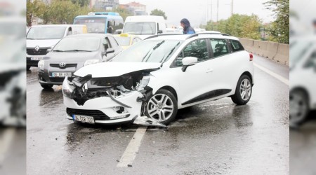 Yağmurla birlikte kazalar da yağdı