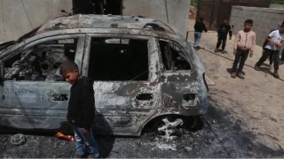 Yahudi yerleşimciler, Filistinlilere ait ev ve araçları ateşe verdi