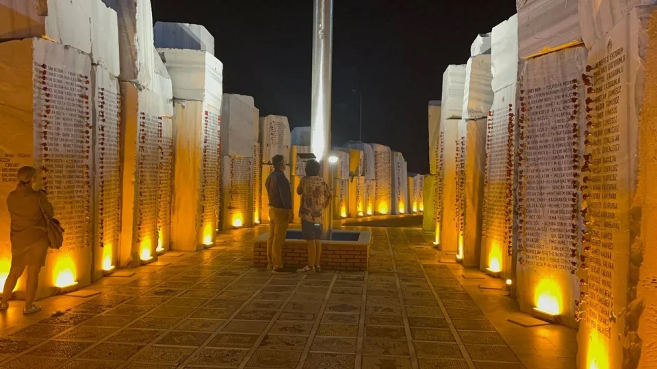 Yalova Deprem An�t�: Hem bir yas hem de dayan��ma sembol�