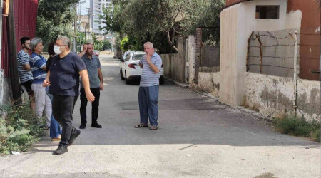 Yaşlı kadın ölü oğlu bilekleri kesilmiş halde bulundu