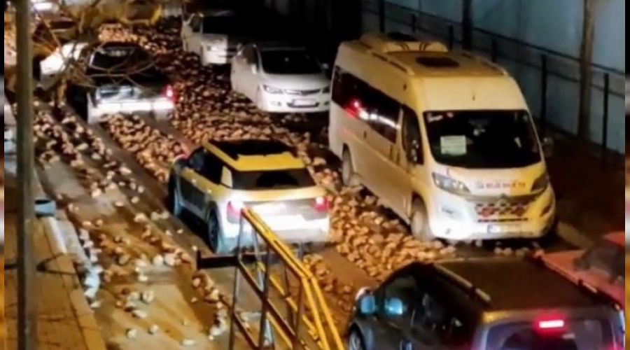 Yol şeker pancarı ile kaplandı