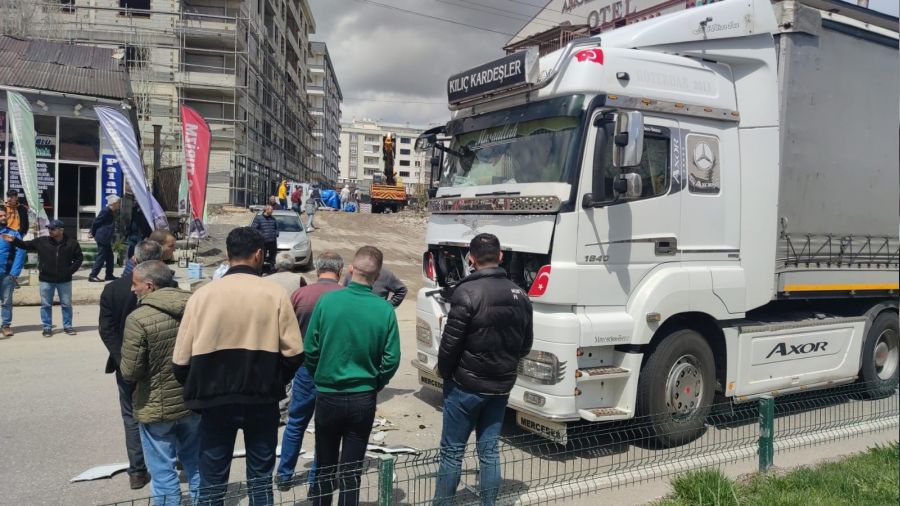 Yola ��kan k�pe�e �arpmamak i�in fren yapan kamyona arkadan �arpt�