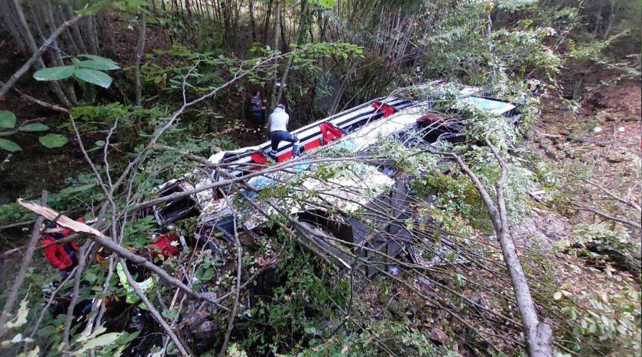 Yolcu otob�s� 150 metreden dereye yuvarland�