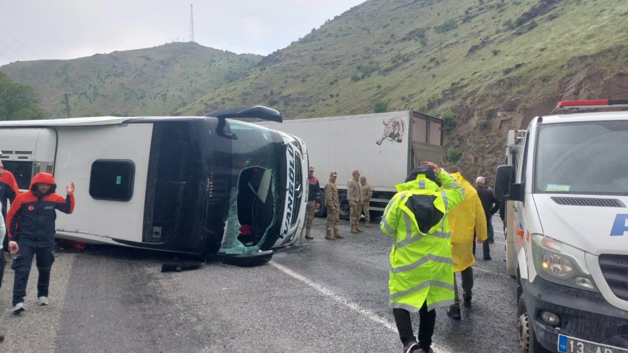 Yolcu otob�s� ile kamyon �arp��t�: 2 �l�, 30 yaral�