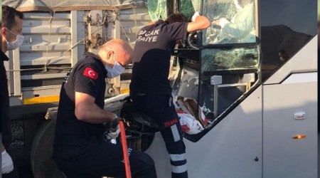 Yolcu otobüsü park halindeki kamyona çarptı