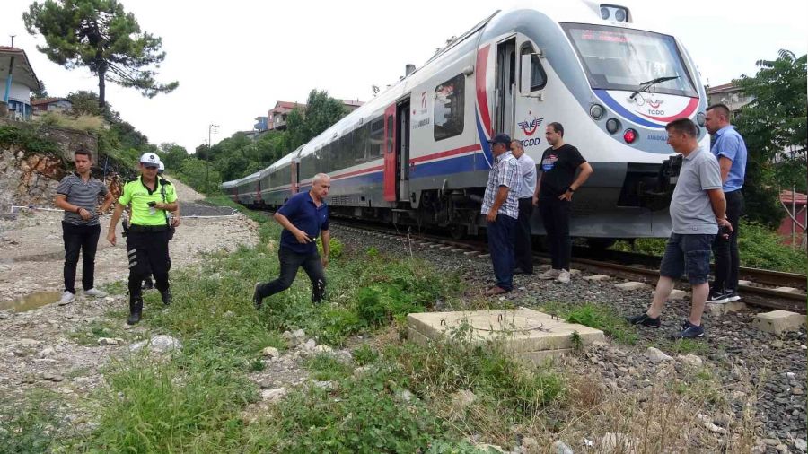 Yolcu treni raylarda yryen kza arpt