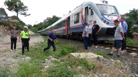 Yolcu treni raylarda yryen kza arpt