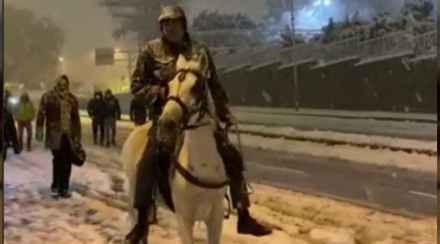 Yollar kapanınca atla gezmeye çıktı