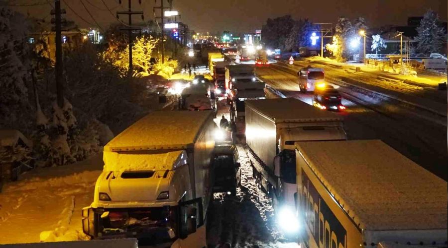 Yolun a��lmas�ndan umudunu kesen s�r�c�ler ara�lar�n� terk etti