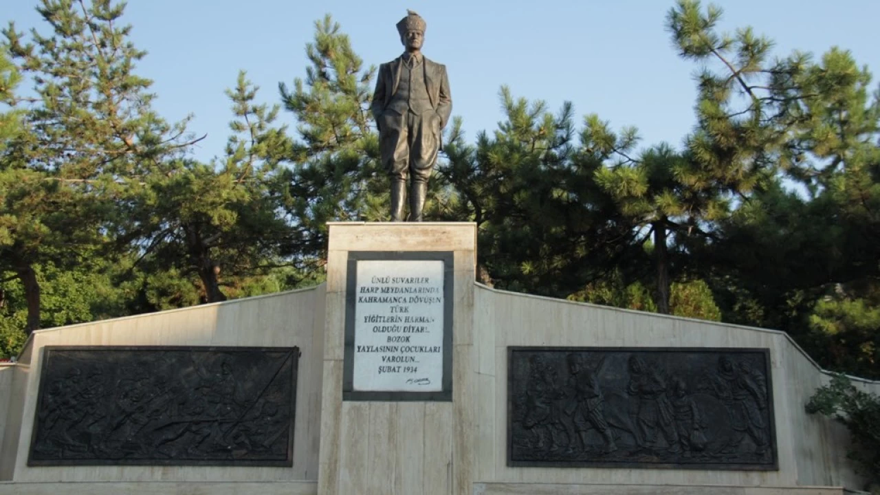 Yozgat Atat�rk An�t�: Bozk�r�n ortas�nda bir sayg� duru�u